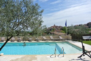 Piscina externa, espreguiçadeiras