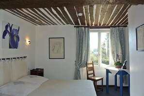 8 quartos, roupas de cama premium, frigobar, cofres nos quartos
