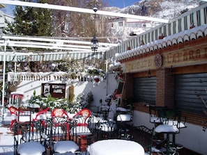 Se sirven desayunos, comidas y cenas con vista al jardín