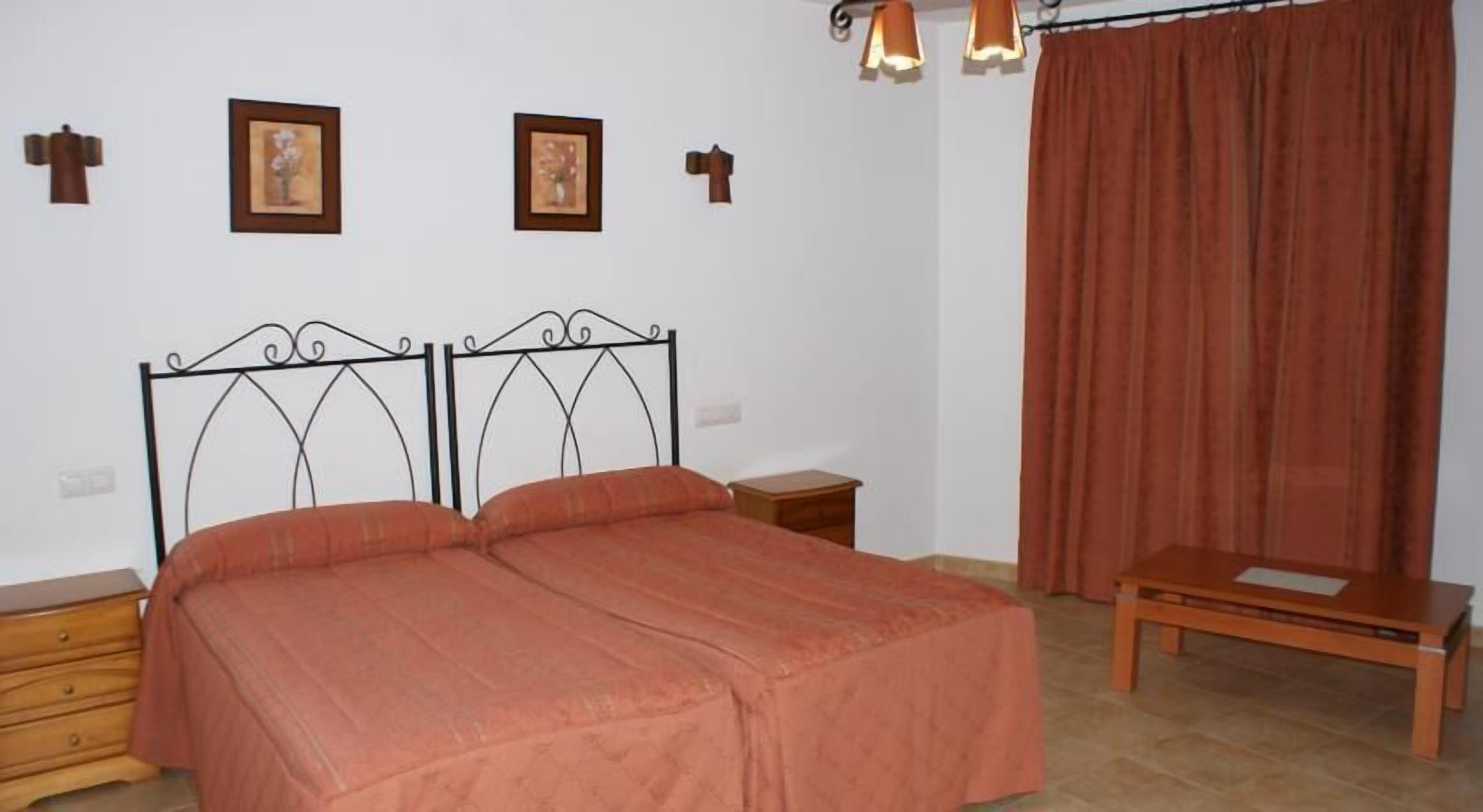 double room | desk, soundproofing, free cots/infant beds, rollaway beds