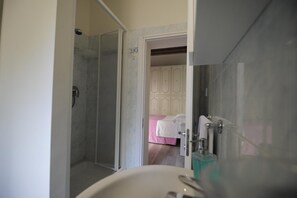 Shower, rainfall showerhead, hair dryer, bidet - BB Porta San Frediano (Florence)