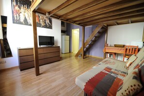 Eenvoudige tweepersoonskamer | Luxe beddengoed, bedden met traagschuimmatras, individueel gemeubileerd