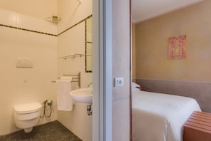 Quarto casal standard, 1 cama de casal, banheiro privativo | Individualmente decorados, Wi-Fi de cortesia