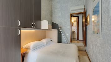 Family Triple Room, 1 Bedroom, Private Bathroom | Dihias secara berasingan, Wi-fi percuma