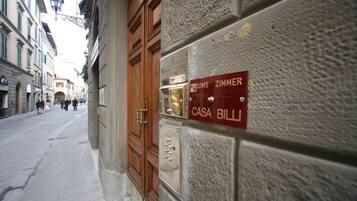 Vista frontal de la propiedad por la tarde o noche