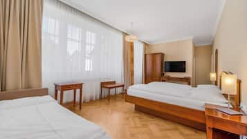 Habitación triple | Ropa de cama hipoalergénica y caja de seguridad en la habitación