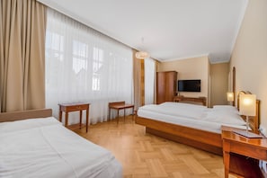 Quarto triplo | Roupas de cama antialérgicas, cofres nos quartos
