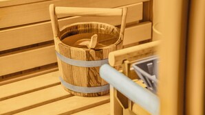 Un banco de madera con un balde metálico encima.