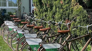 Varias bicicletas están estacionadas frente a un edificio con un letrero que dice 'Hotel zur Post'.