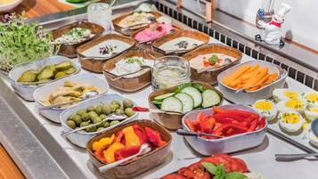 Tägliches Frühstücksbuffet gegen Gebühr