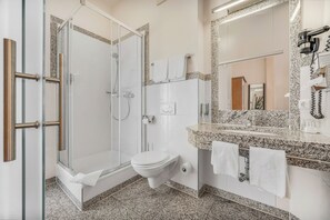 Habitación doble | Baño | Secadora de cabello y toallas
