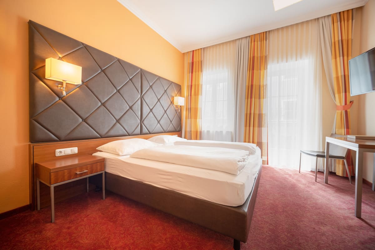 double room | 2 bedrooms, in-room safe, individually furnished, desk