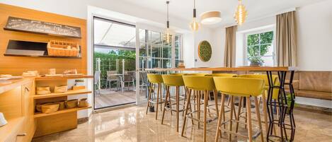 Petit déjeuner buffet servi tous les jours en supplément