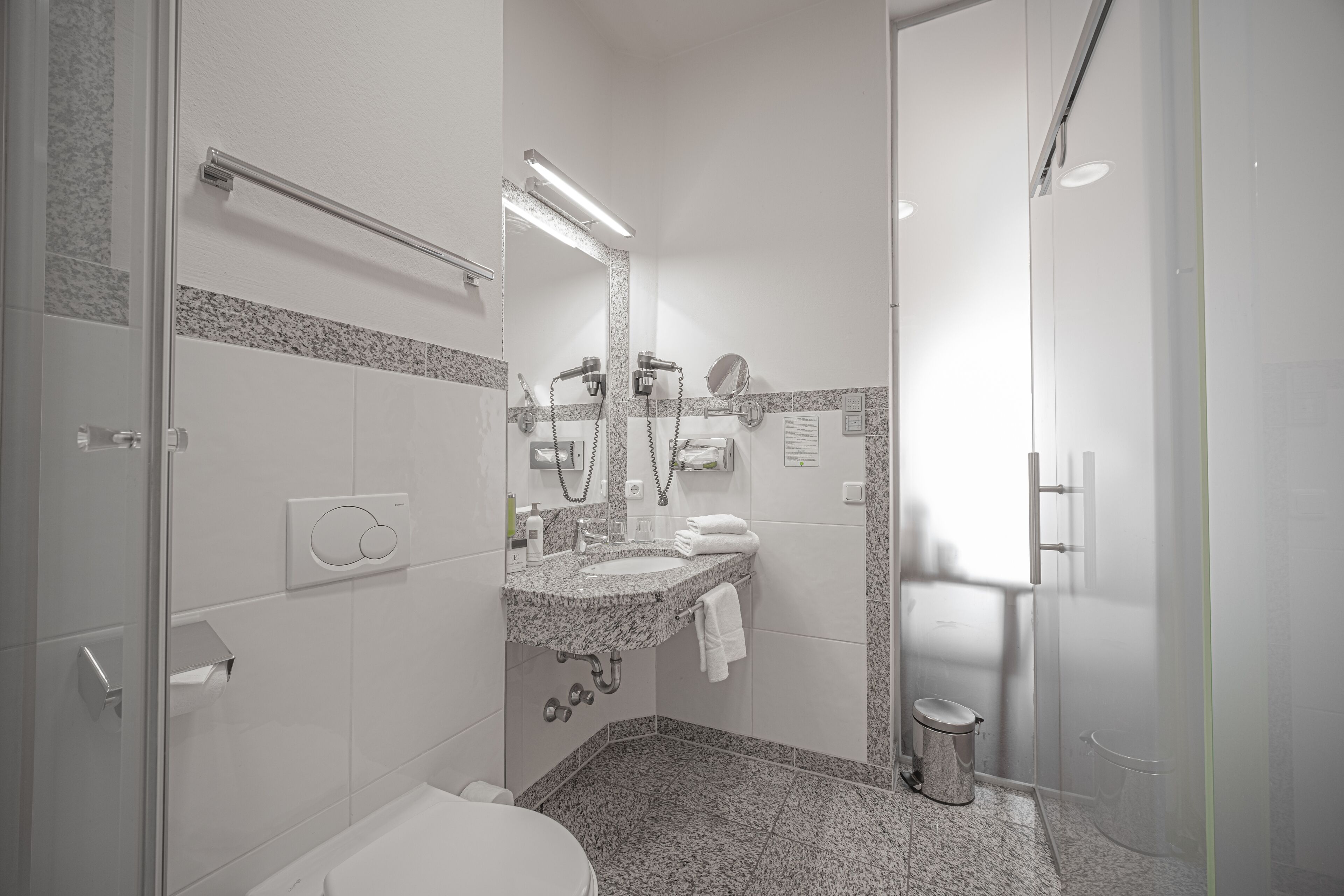 suite, 2 bedrooms | bathroom | hair dryer, towels