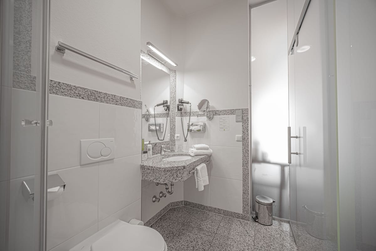 suite, 2 bedrooms | bathroom | hair dryer, towels