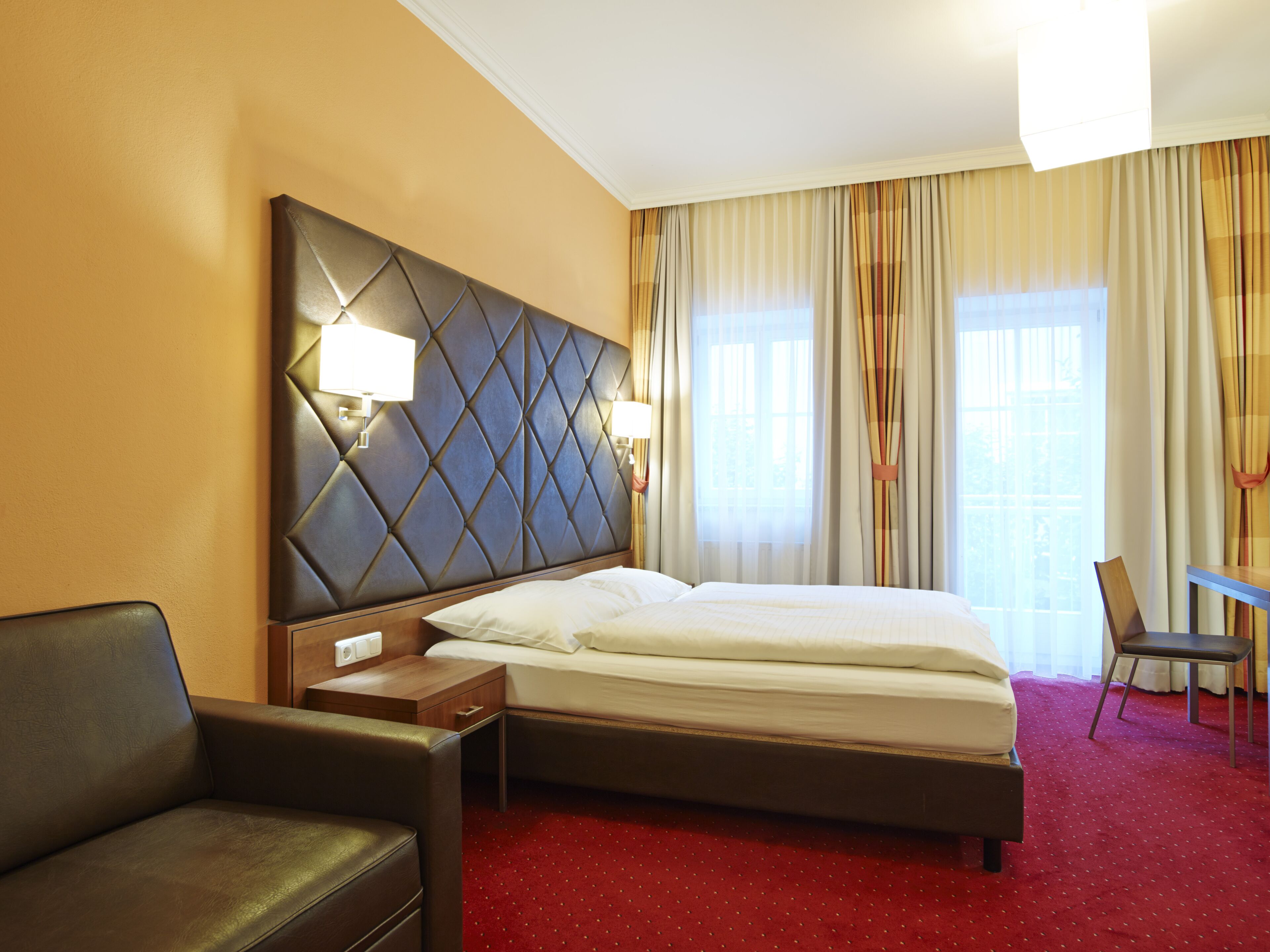 2 bedrooms, in-room safe, individually furnished, desk