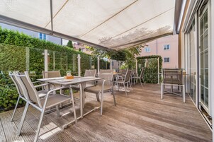 Daily buffet breakfast for a fee