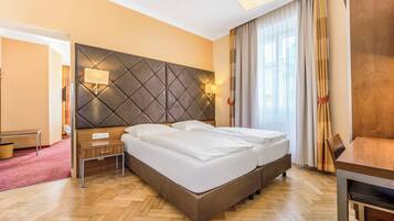 Suite, 2 Schlafzimmer | Zimmersafe, individuell eingerichtet, Schreibtisch