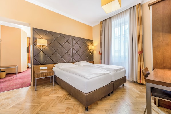 Suite, 2 Bedrooms | Peralatan tempat tidur hipoalergenik, peti besi dalam bilik 