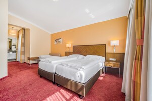 Habitación triple | Caja fuerte, mobiliario individual, escritorio