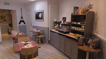 Se ofrece un desayuno bufé (10 EUR por persona)