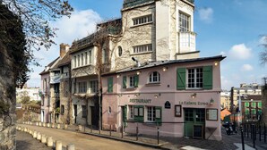 A pink building with a sign reading "La Maison Rose" and "RESTAURANT" on the ground floor. - Hotel Regyn's Montmartre (Paris)