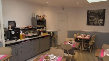 Café da manhã com buffet todos os dias (EUR 10 por pessoa)