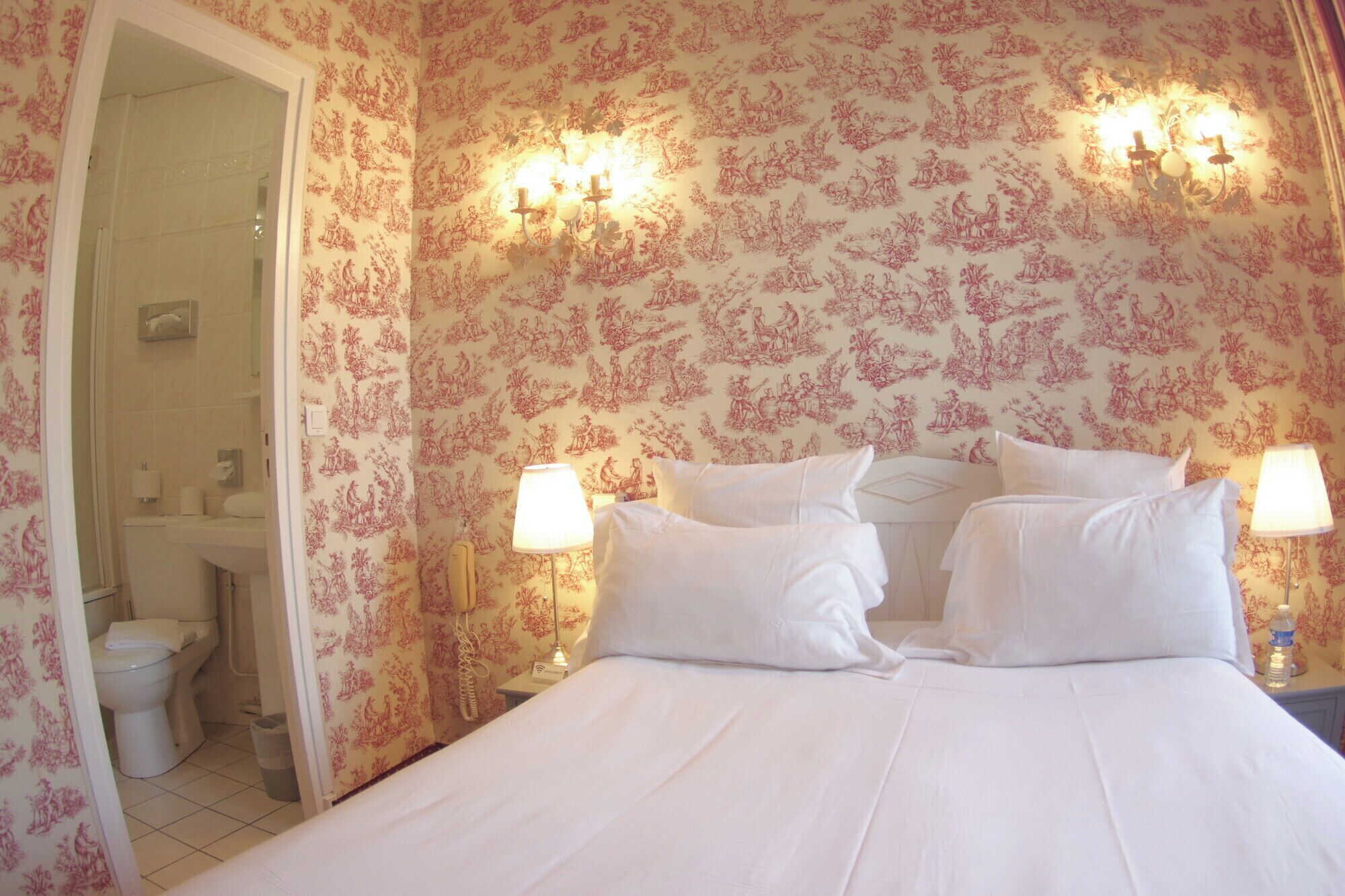 classic double room | bathroom | hair dryer, towels