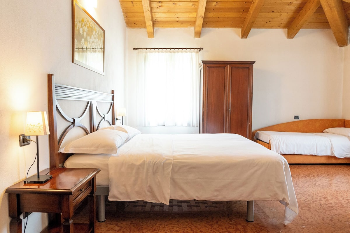 Quarto triplo | Escrivaninha, ferros/tábuas de passar roupa, berços grátis
