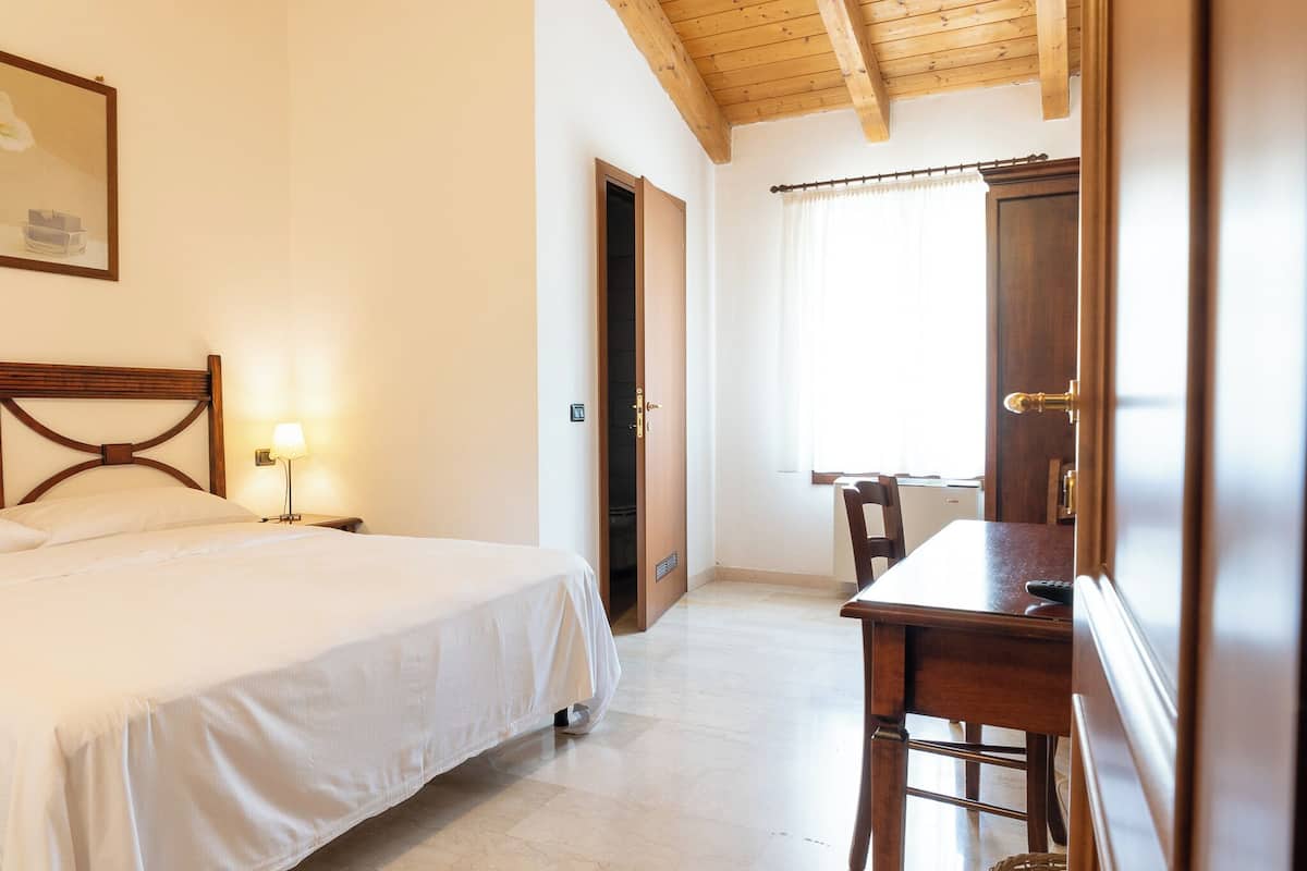Quarto casal | Escrivaninha, ferros/tábuas de passar roupa, berços grátis