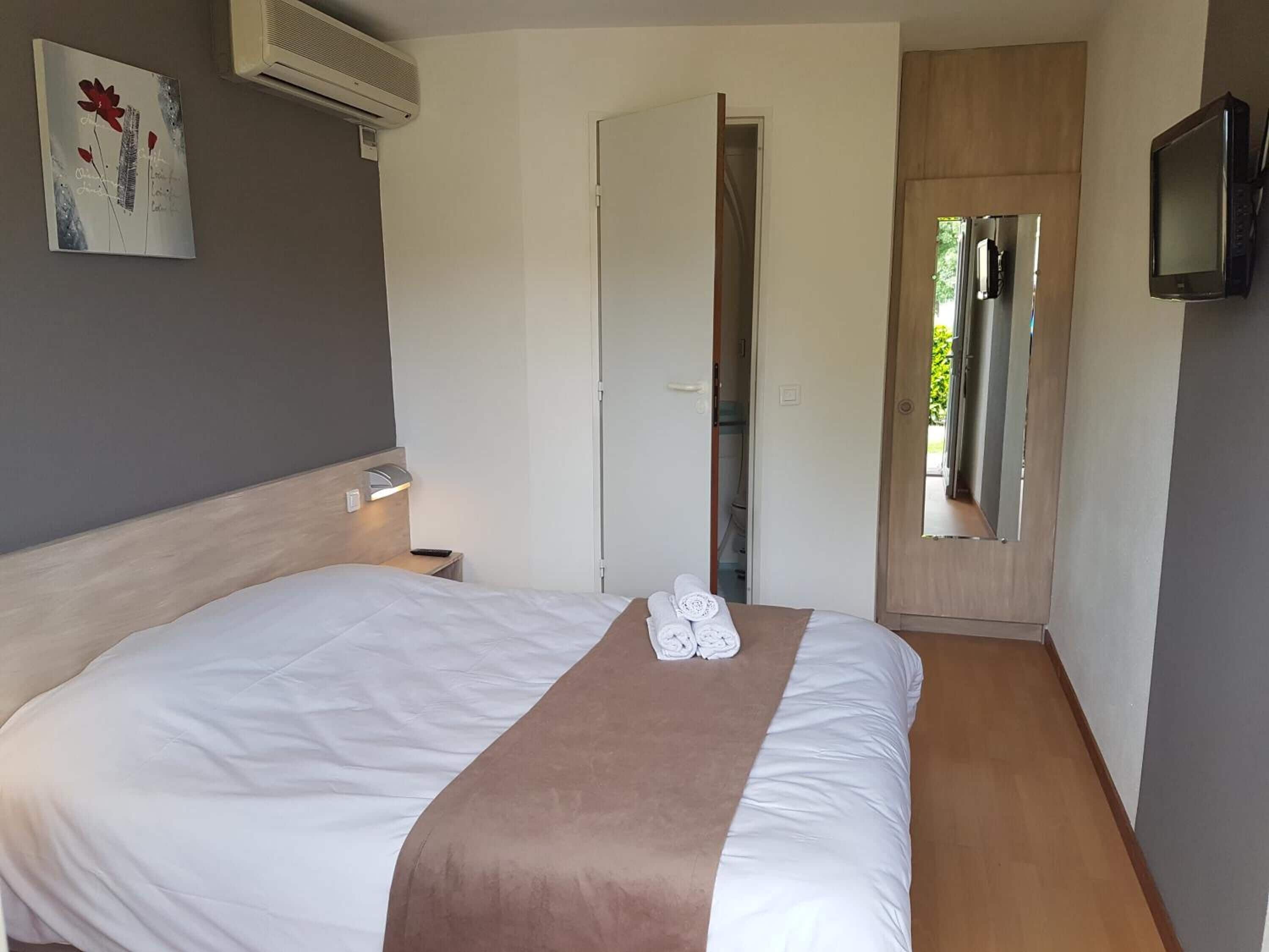 Single Room | Premium bedding, desk, soundproofing, free cribs/infant beds