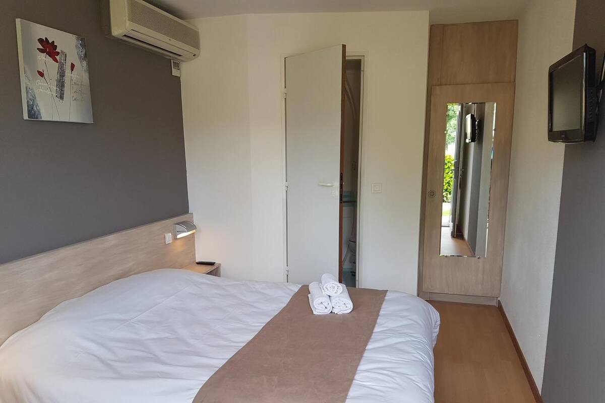 Single Room | Premium bedding, desk, soundproofing, free cribs/infant beds