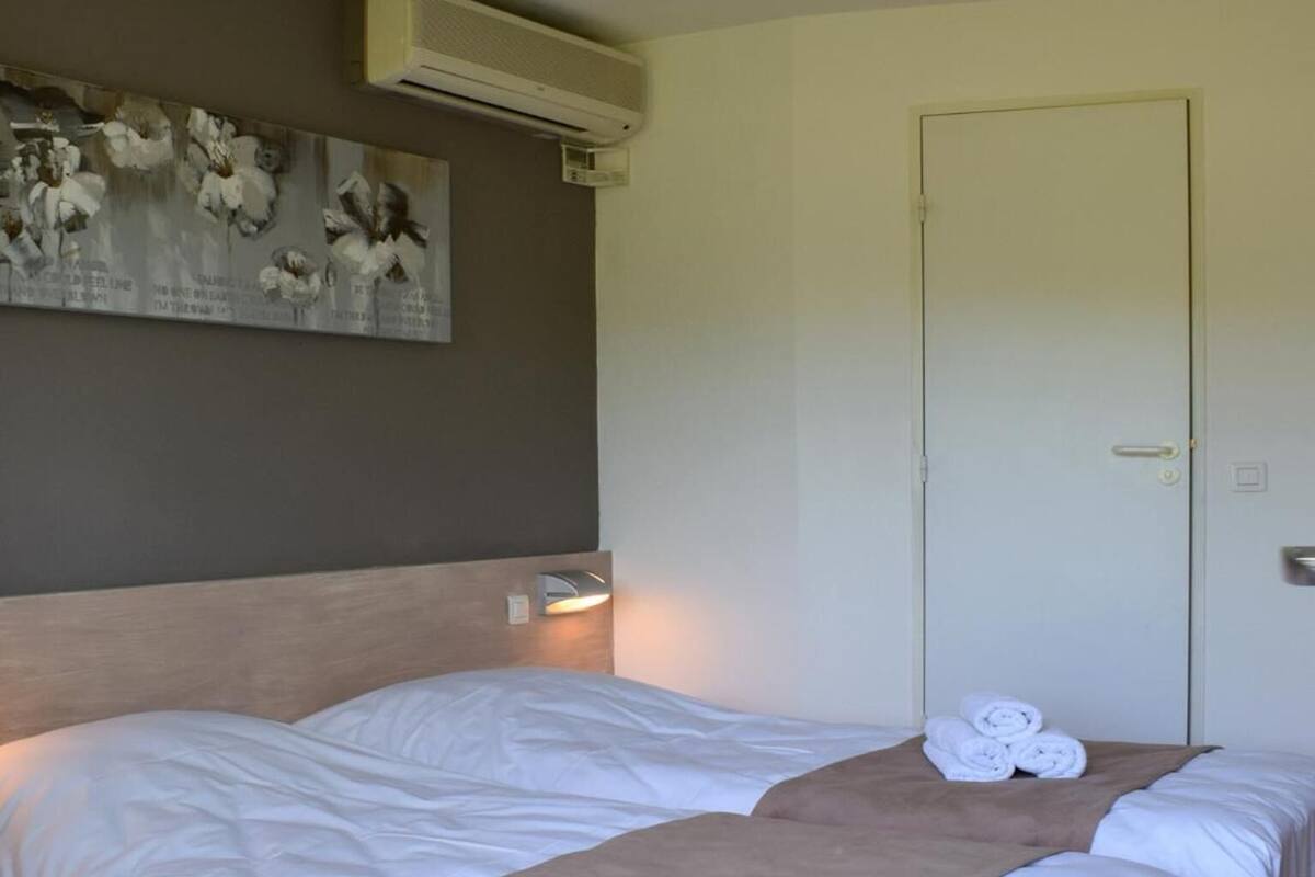 Double Room | Premium bedding, desk, soundproofing, free cribs/infant beds