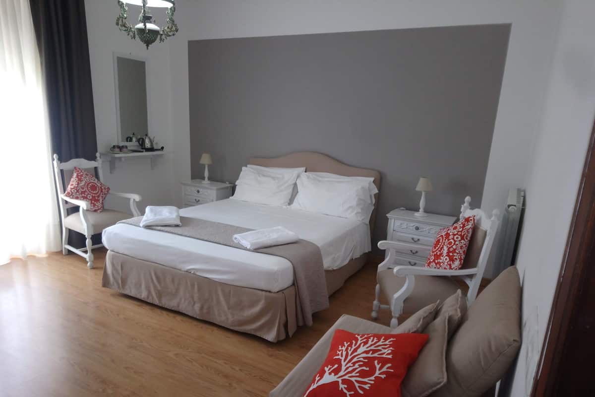 Habitación cuádruple exclusiva | Ropa de cama de alta calidad, edredón y camas con efecto memoria