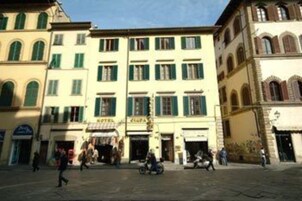Un edificio con diversi piani, ampie finestre e un ingresso centrale.