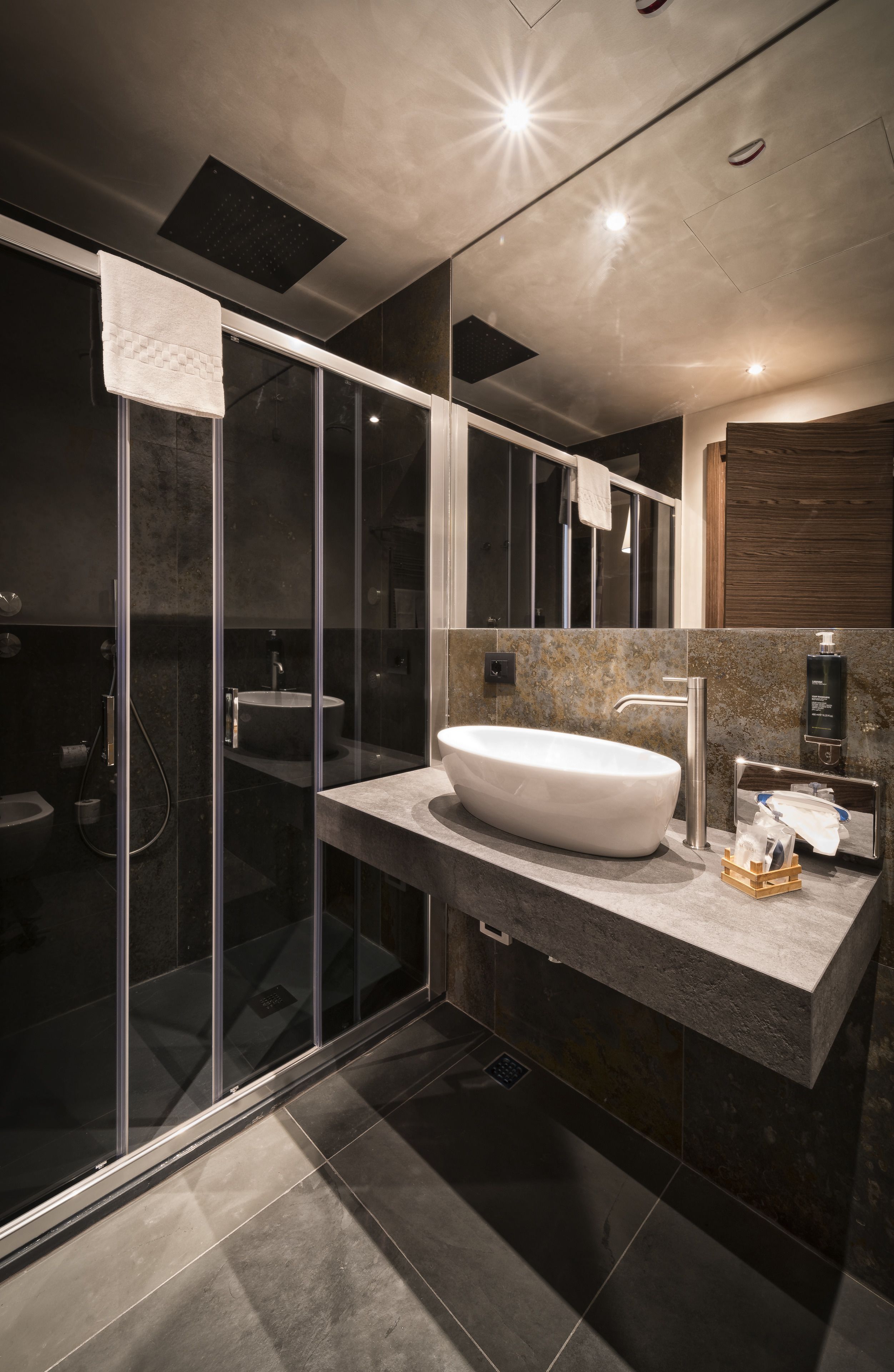 deluxe suite, city view | bathroom | free toiletries, hair dryer, towels