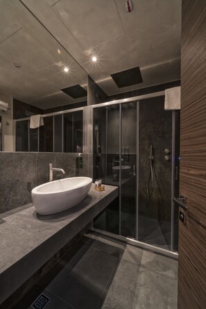 Deluxe Double or Twin Room, City View | Bathroom | Free toiletries, hair dryer, towels - Solo Experience Hotel (Florence)