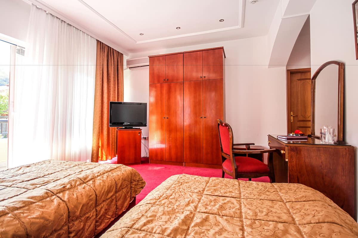 comfort twin room, 2 single beds | minibar, desk, soundproofing, iron/ironing board