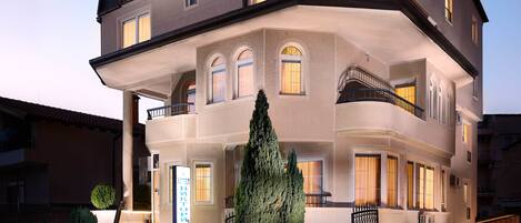 Vista frontal de la propiedad por la tarde o noche