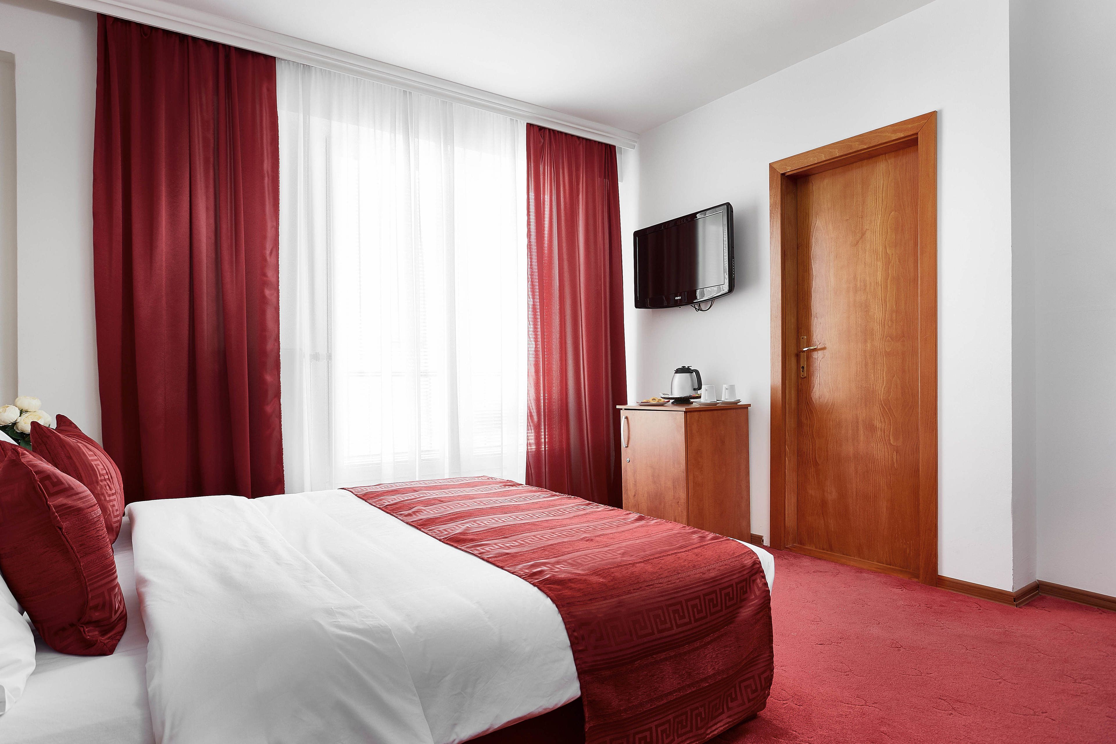 comfort double room, 1 king bed | minibar, desk, soundproofing, iron/ironing board