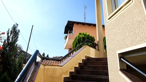 A staircase leading to a building with a beige exterior and a window. - Hotel Victoria (Skopje)