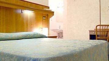 Doppelzimmer, Gemeinschaftsbad | Zimmersafe, Schreibtisch, kostenloses WLAN