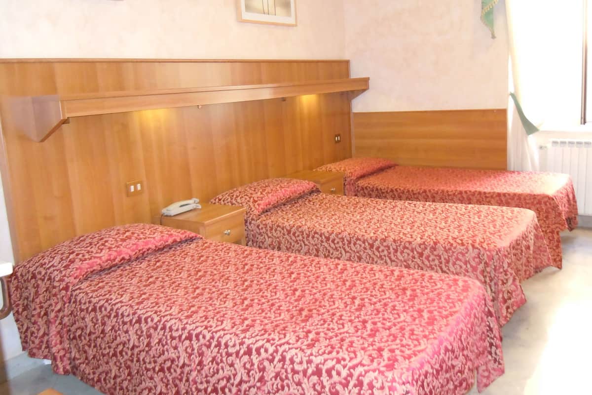 Chambre Triple, salle de bains privée | Vue de la chambre