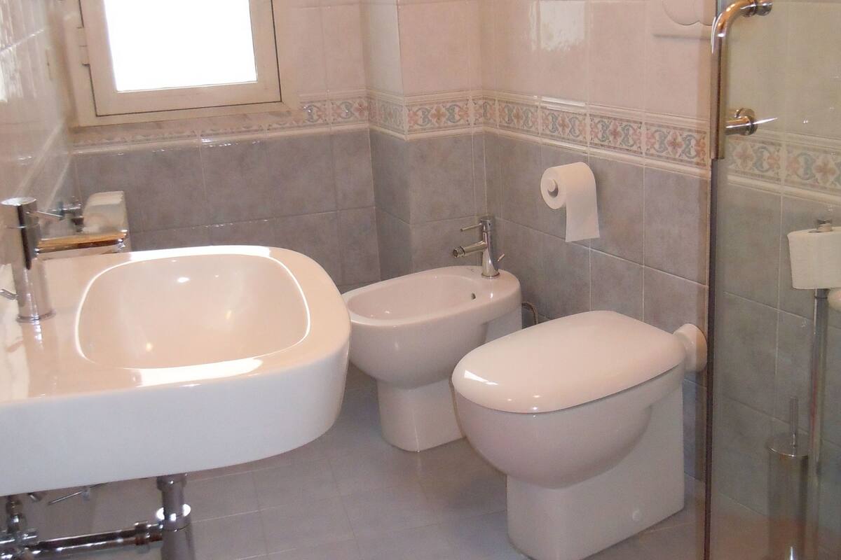 Douche, sèche-cheveux, serviettes fournies