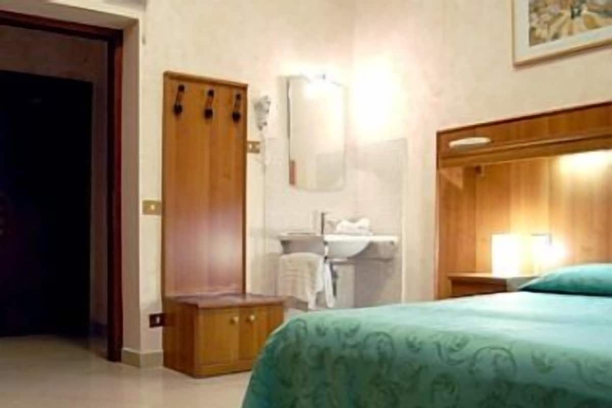 Chambre Double, salle de bains commune