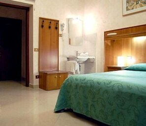 Habitación doble, baño compartido | Caja fuerte, escritorio, wifi gratis