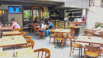 3 restaurants servant le petit déjeuner