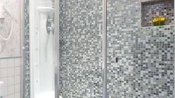 Shower, hydromassage showerhead, free toiletries, hair dryer