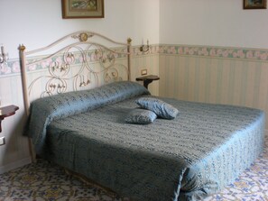 ألحفة محشوة بالريش وبديكورات فريدة لكل غرفة وطراز فريد لكل وحدة ومكتب