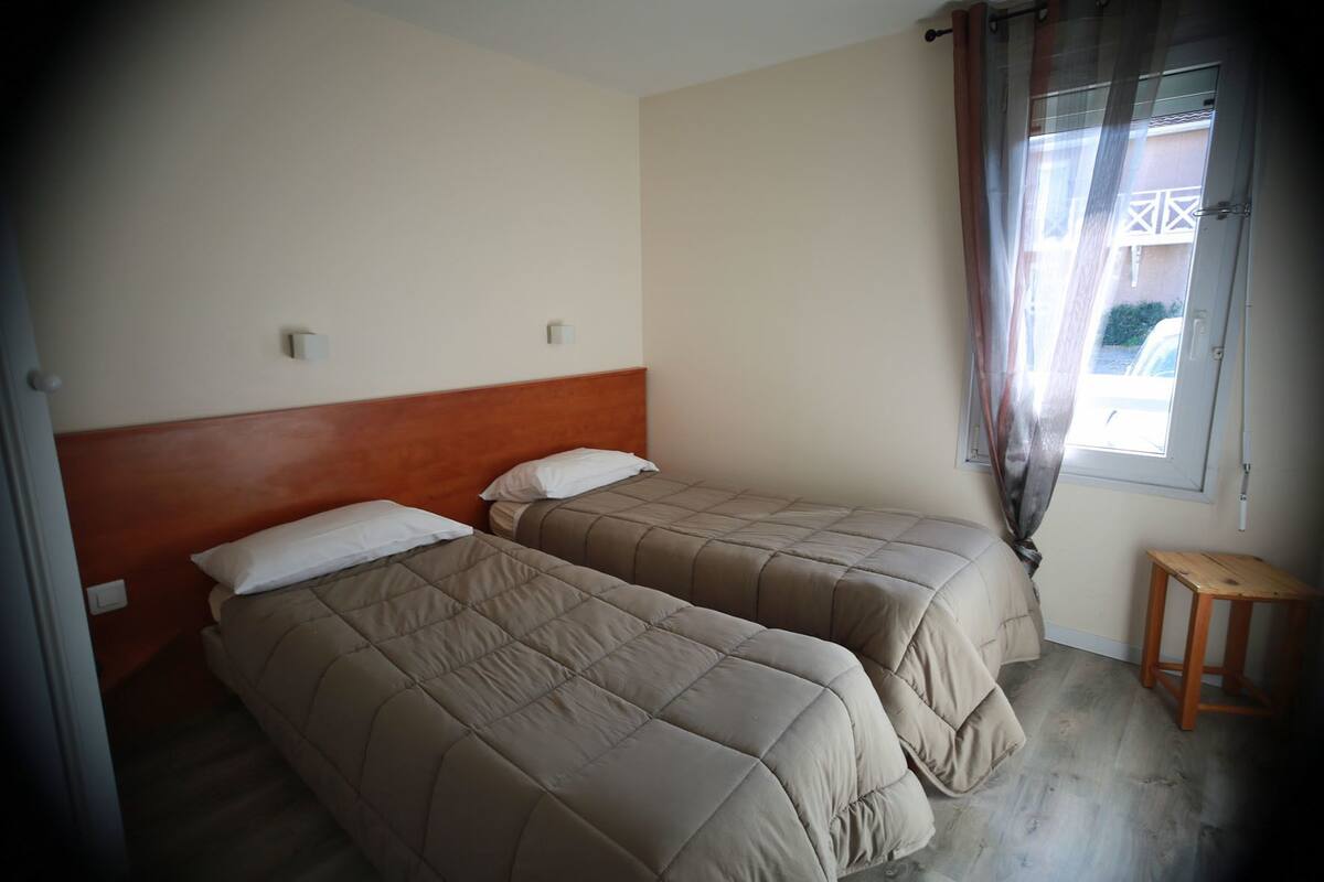 Standard Room, 2 Single Beds | Desk, soundproofing, free cots/infant beds, free WiFi